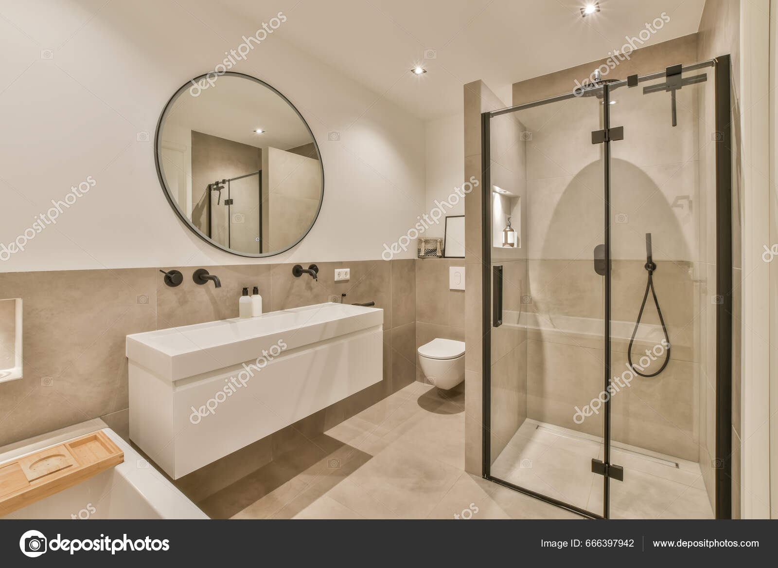 Ett Badrum Med Dusch Toalett Och Handfat Samma Färg Som — Stockfotografi ©  procontributors #666397942