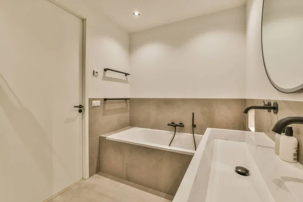 Uma Moderna Casa Banho Com Paredes Brancas Azulejos Bege Chão — Fotografia de Stock