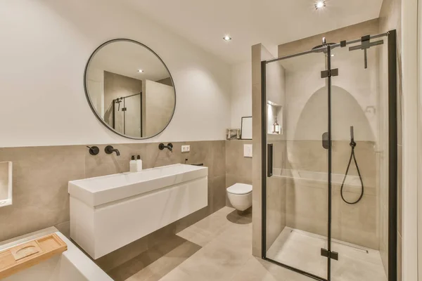 Ein Badezimmer Mit Dusche Toilette Und Waschbecken Der Gleichen Farbe — Stockfoto