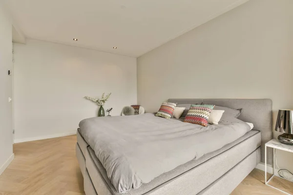 Dormitorio Con Paredes Blancas Pisos Madera Dura Cama Está Frente —  Fotos de Stock