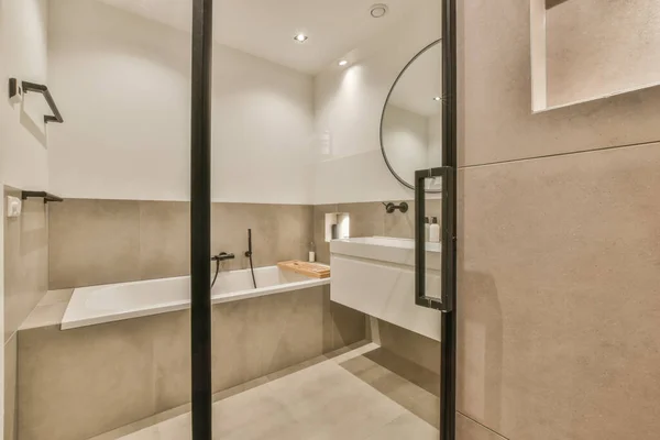Ett Modernt Badrum Med Beige Väggar Och Vita Fixturer Duschväggen — Stockfoto