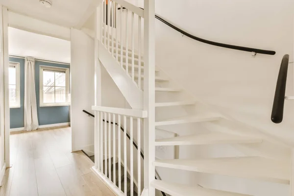 Uma Escada Branca Uma Casa Com Paredes Azuis Piso Madeira — Fotografia de Stock