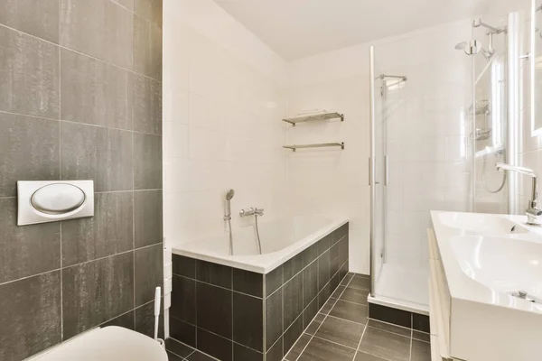 Banheiro Moderno Com Azulejos Preto Branco Nas Paredes Banheira Vaso — Fotografia de Stock