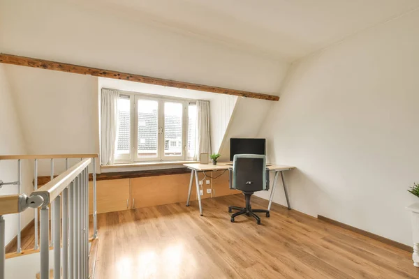 带有木制地板和白色墙壁的阁楼式空间的家庭办公室 已经使用多年了 — 图库照片