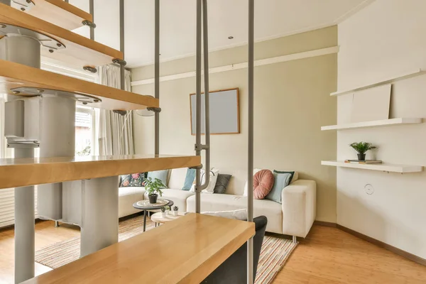 有木制地板和白色墙壁的客厅 包括通往二楼的开放式楼梯 — 图库照片