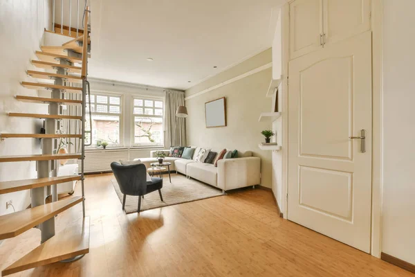 有木地板和楼梯的客厅 通往伦敦和英格兰公寓的二楼 — 图库照片