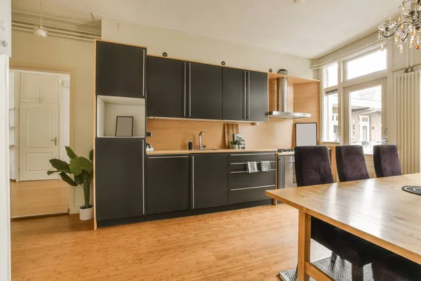 Dapur Dan Ruang Makan Sebuah Rumah Dengan Lantai Kayu Lemari — Stok Foto