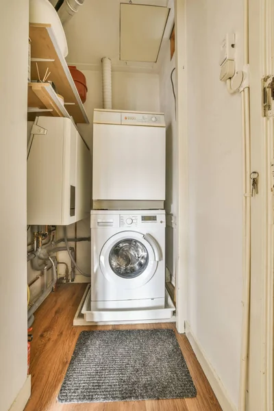 门旁边的一个小洗衣房 里面有洗衣机和烘干机 门开着 — 图库照片