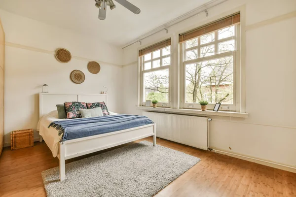 Dormitorio Con Suelos Madera Paredes Blancas Incluyendo Una Cama Centro — Foto de Stock