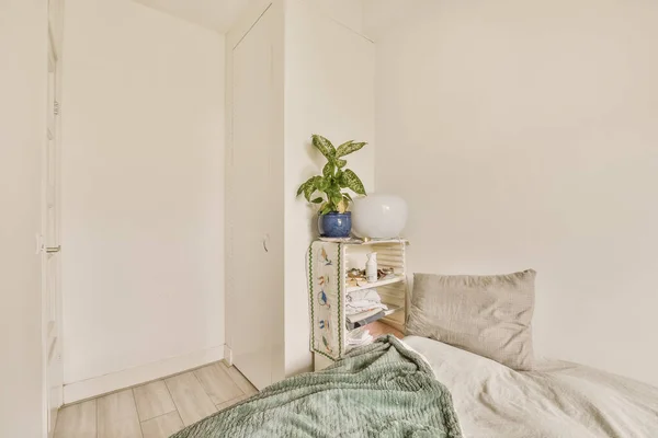 Een Slaapkamer Met Witte Muren Lichte Houten Vloeren Kamer Heeft — Stockfoto