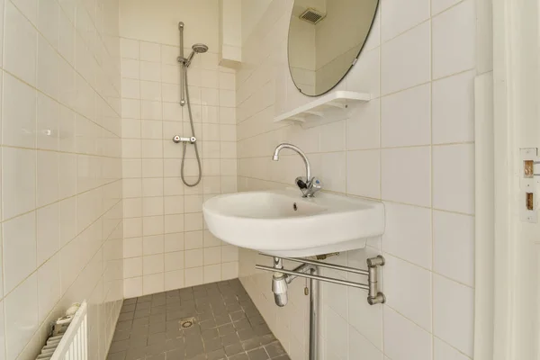Ein Badezimmer Mit Waschbecken Spiegel Und Handtuchhalter Der Wand Daneben — Stockfoto