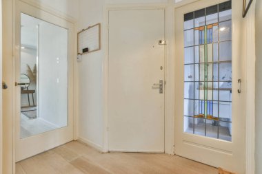 İki kapılı ve arkasında ayna olan bir oda başka bir odaya açılan bir kapı.