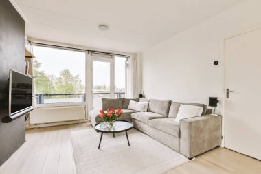 Londra 'da kanepesi, sehpası, televizyonu ve büyük penceresi olan bir oturma odası.