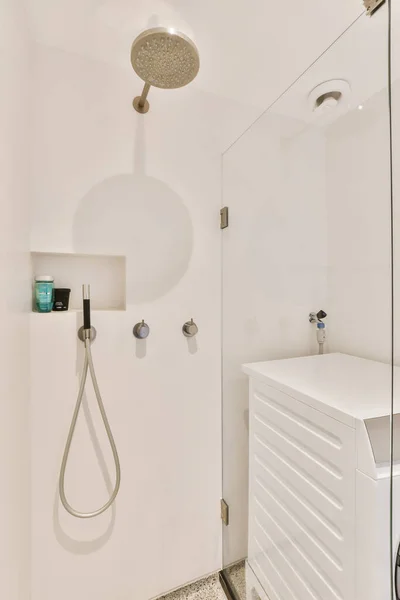 带有白色墙壁和瓷砖地板的现代化浴室 包括安装在墙上的淋浴器头 — 图库照片