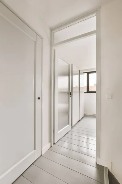 Ein Leerer Raum Mit Weißen Wänden Und Holzböden Die Tür — Stockfoto