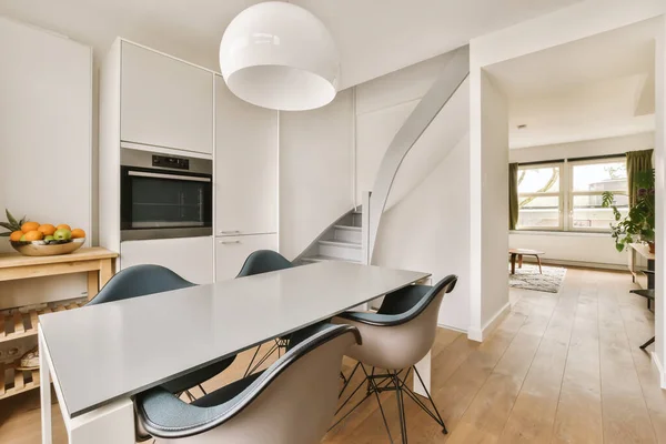 Uma Cozinha Sala Jantar Apartamento Moderno Com Paredes Brancas Piso — Fotografia de Stock