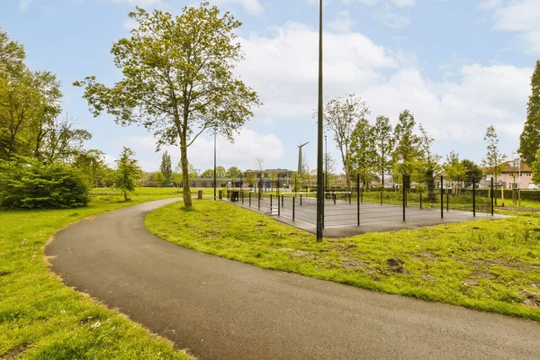 Park Med Några Träd Och Tennisbana Mitten Parken Solig Dag — Stockfoto
