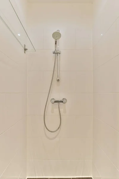 Sprcha Koupelně Bílými Dlaždicemi Stěnách Podlaze Spolu Skleněnou Policí Nad — Stock fotografie
