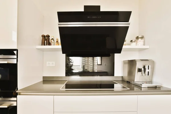 Modern Kitchen White Cabinets Black Stove Hood Range Photo Taken — Stock Photo, Image