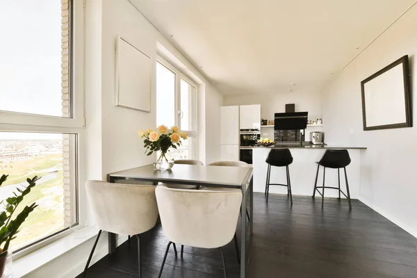 Een Keuken Een Eethoek Een Modern Appartement Met Witte Muren — Stockfoto