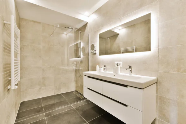 Uma Moderna Casa Banho Com Piso Preto Branco Nas Paredes — Fotografia de Stock