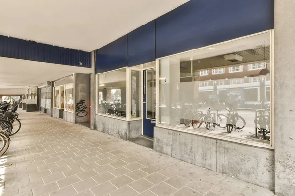 Una Tienda Con Bicicletas Aparcada Ventana Delantera Lado Del Edificio — Foto de Stock