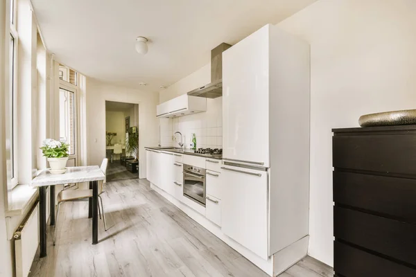 Een Keuken Een Eethoek Een Appartement Met Witte Kasten Houten — Stockfoto