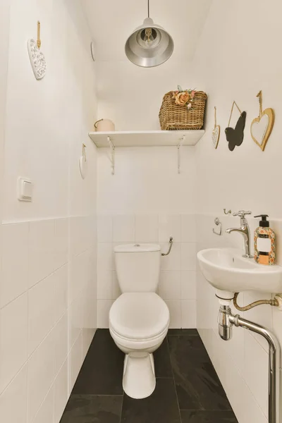 Koupelna Černými Bílými Dlaždicemi Podlaze Spolu Umyvadle Vedle Zdi — Stock fotografie