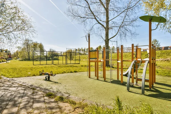 Szabadtéri Játszótér Hintákkal Csúszdákkal Mászóberendezésekkel Parkban Tiszta Kék Napján — Stock Fotó