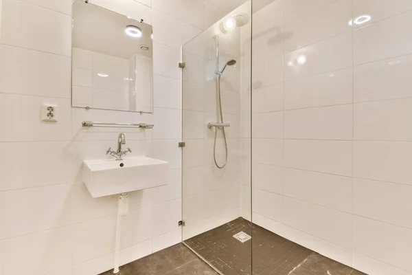 带有白色瓷砖和大理石地板的现代化浴室 包括角落淋浴间的水池和镜子 — 图库照片