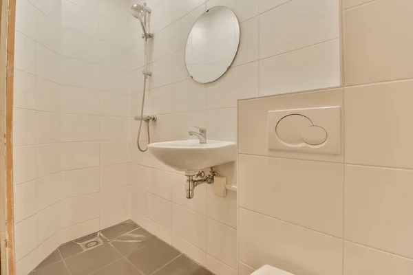 Łazienka Umywalką Lustrem Papierem Toaletowym Wydawanym Ścianie Obok Prysznica — Zdjęcie stockowe