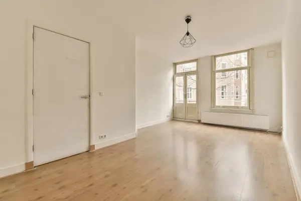 Ein Leerer Raum Mit Holzböden Und Weißen Wänden Gibt Eine — Stockfoto
