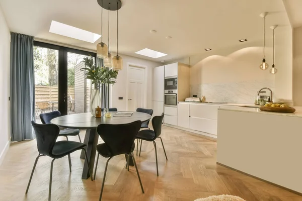 Una Cucina Zona Pranzo Una Casa Moderna Con Pavimenti Legno — Foto Stock