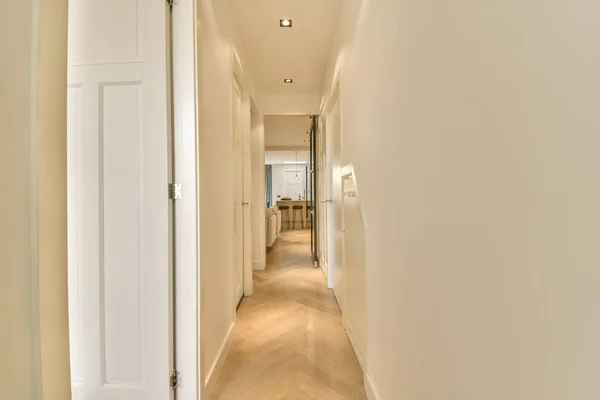 Empty Hallway White Walls Wood Flooring Leading Living Room Right — Stock Photo, Image