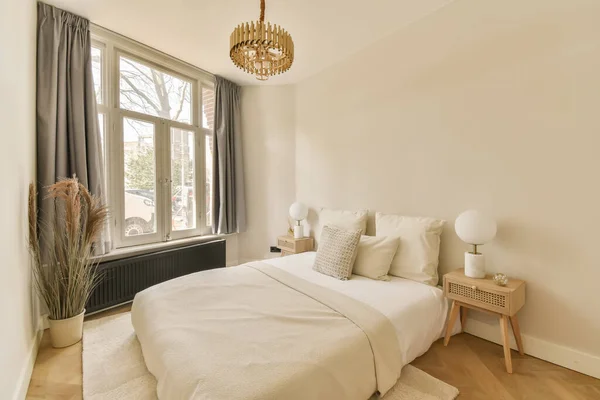 Ein Schlafzimmer Mit Weißen Wänden Und Parkettboden Das Zimmer Hat — Stockfoto