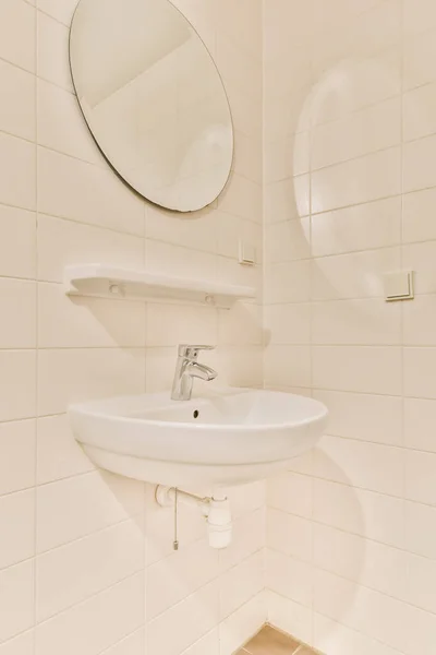 Banheiro Com Uma Pia Espelho Parede Lado Dele Rack Toalha — Fotografia de Stock