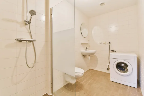 Fürdőszoba Mosógéppel Vel Zuhanyzóval Sarokban Egymás Mellett Tárgyak Padlón — Stock Fotó
