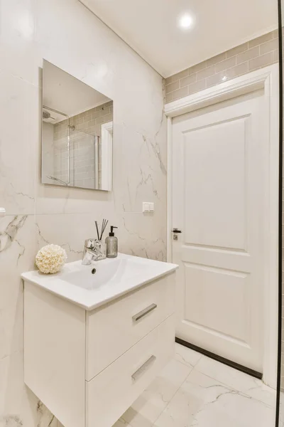 Banheiro Com Piso Mármore Paredes Brancas Juntamente Com Grande Espelho — Fotografia de Stock