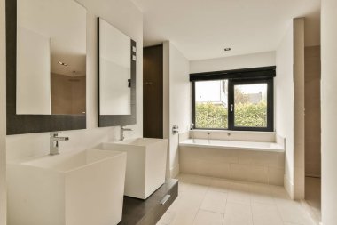 İki lavabosu ve ortasında küveti olan bir banyonun diğer tarafına açılan geniş bir penceresi vardır.