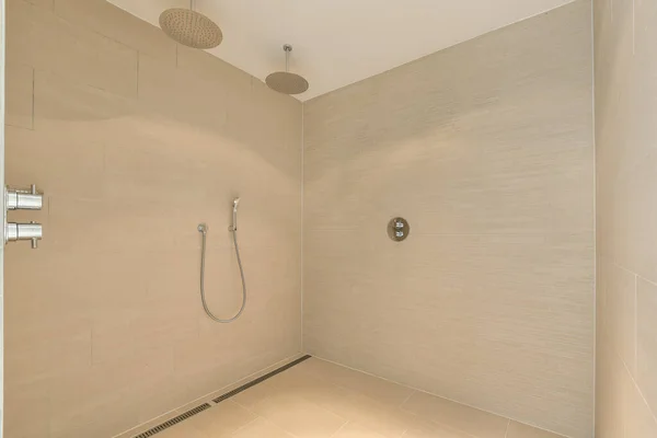 Sprchový Kout Dlaždicovou Podlahou Béžové Dlaždice Stěnách Bílá Toaleta Rohu — Stock fotografie