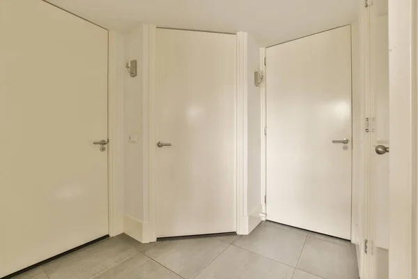 空房间 两扇门 右边没有一扇门 在白墙前面 — 图库照片