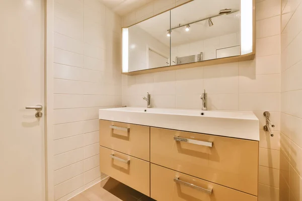 Современная Ванная Комната Деревянными Шкафами Белыми Кафельными Стенами Включая Два — стоковое фото