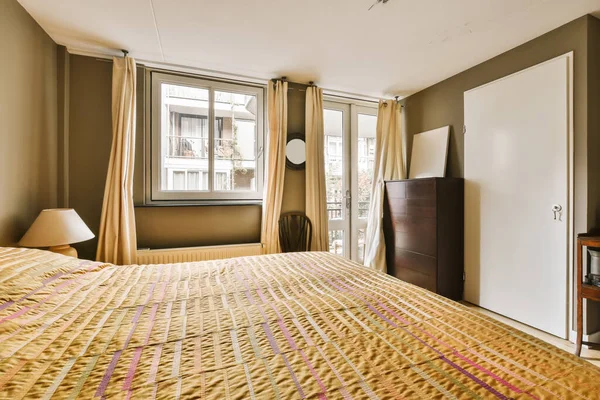 Een Hotelkamer Met Een Bed Ladekast Televisie Hoek Naast Een — Stockfoto