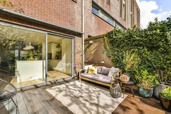 Ein Wohnbereich Freien Mit Holzterrassen Und Glastüren Die Den Terrassenförmigen — Stockfoto