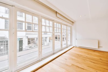 boş bir oda ahşap döşemeli ve geniş pencereli Londra sokaklarına bakan, İngiltere stok fotoğraflı