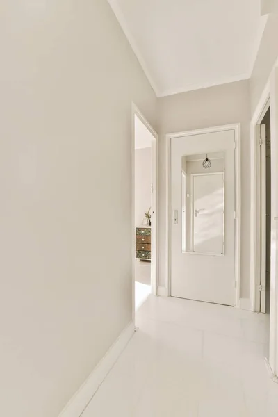 Długi Korytarz Białymi Ścianami Podłogą Prawej Otwarte Drzwi Prowadzące Innego — Zdjęcie stockowe