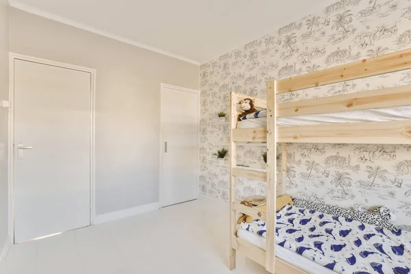 Pokój Dla Dzieci Dwoma Łóżkami Piętrowymi Tapetą Ściany Łóżkiem Jest — Zdjęcie stockowe