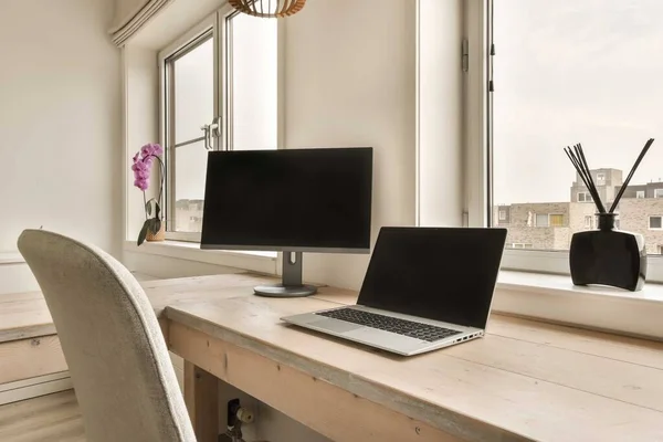 Uma Mesa Com Dois Laptops Uma Flor Vaso Lado Janela — Fotografia de Stock