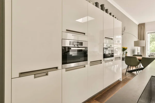 Een Moderne Keuken Met Witte Kasten Houten Vloeren Een Open — Stockfoto