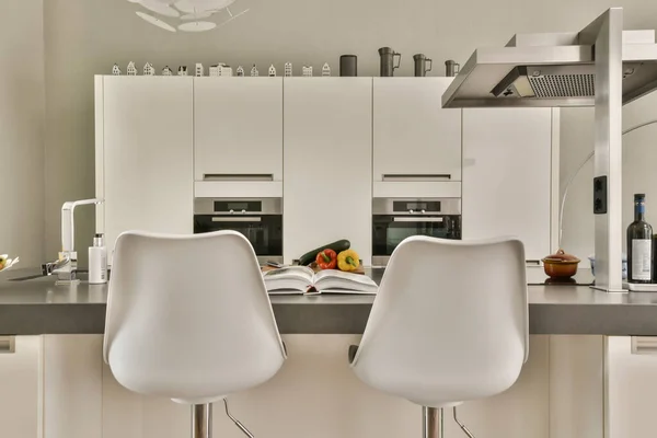 Dwa Białe Krzesła Kuchni Książką Blacie Otwarte Drzwi Prowadzące Innego — Zdjęcie stockowe